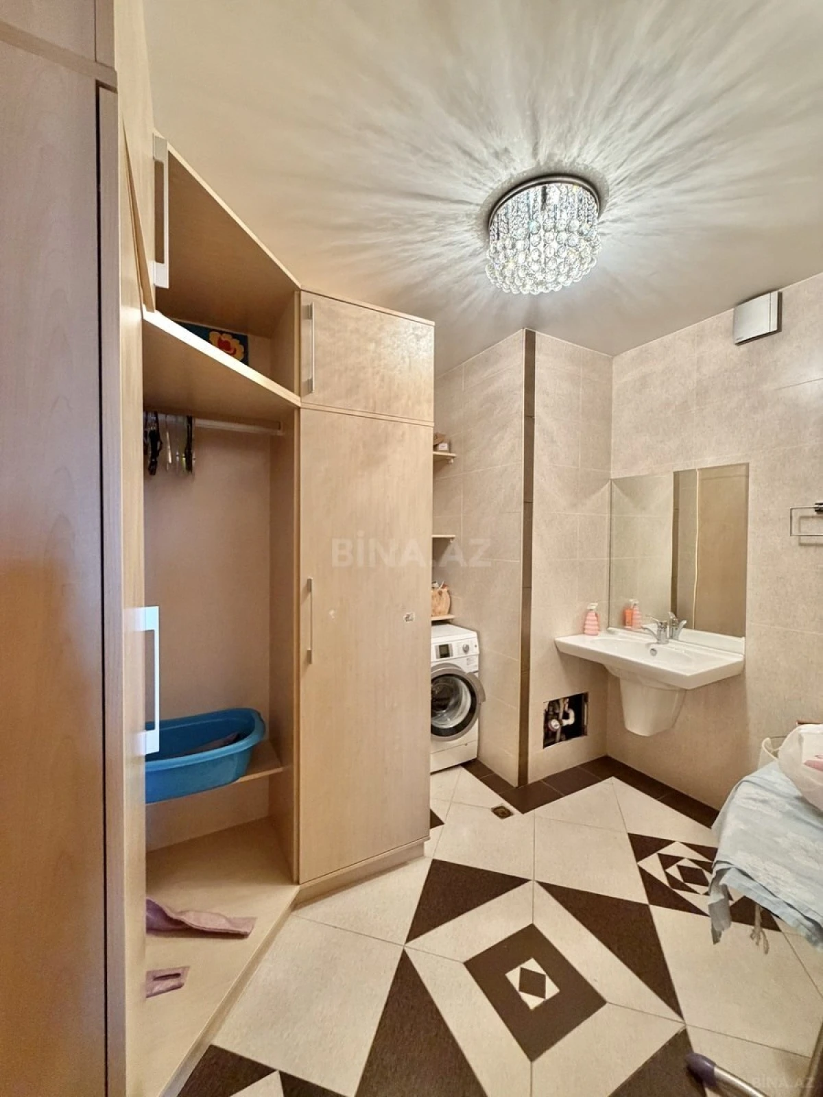 Satılır 8 otaqlı mənzil 412 m²