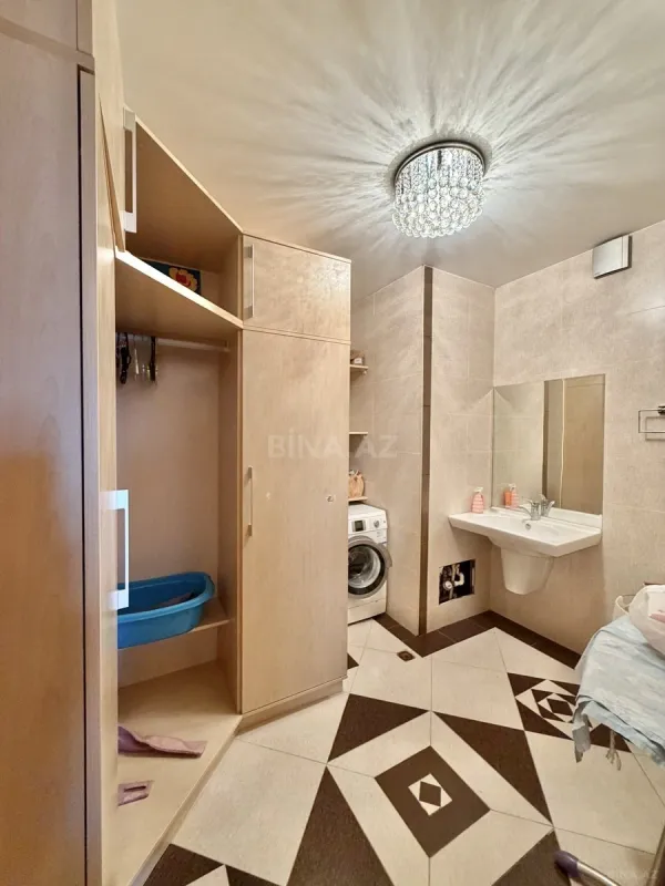 Satılır 8 otaqlı mənzil 412 m²