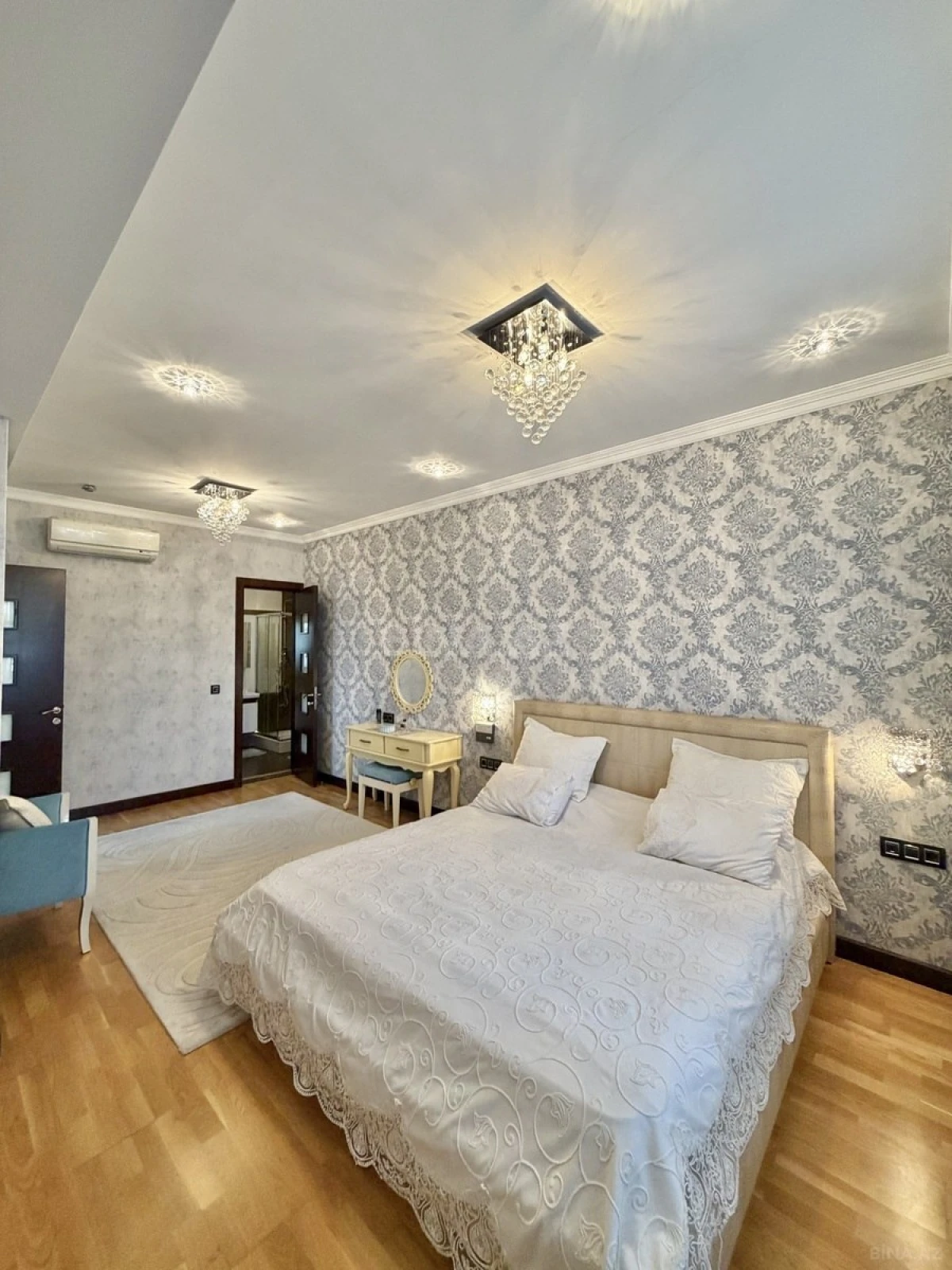 Satılır 8 otaqlı mənzil 412 m²
