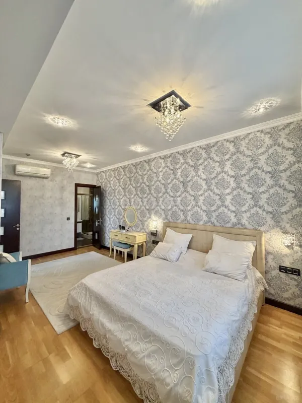 Satılır 8 otaqlı mənzil 412 m²