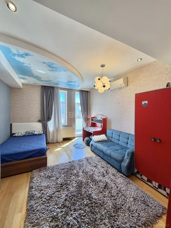 Satılır 8 otaqlı mənzil 412 m²