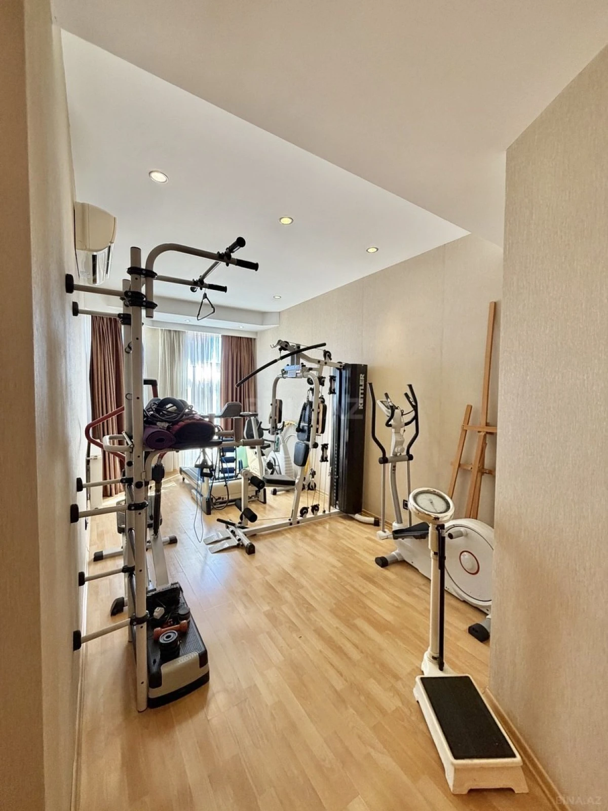 Satılır 8 otaqlı mənzil 412 m²