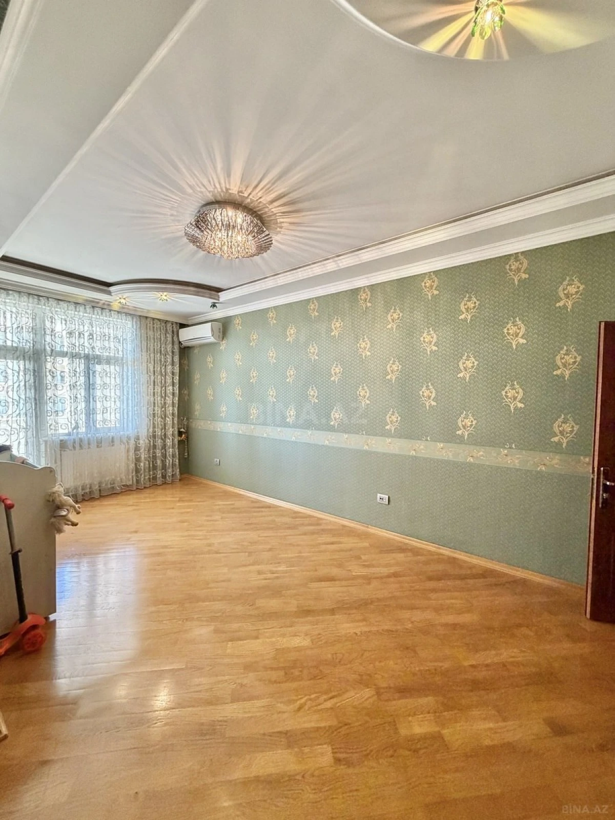 Satılır 4 otaqlı mənzil 204 m²