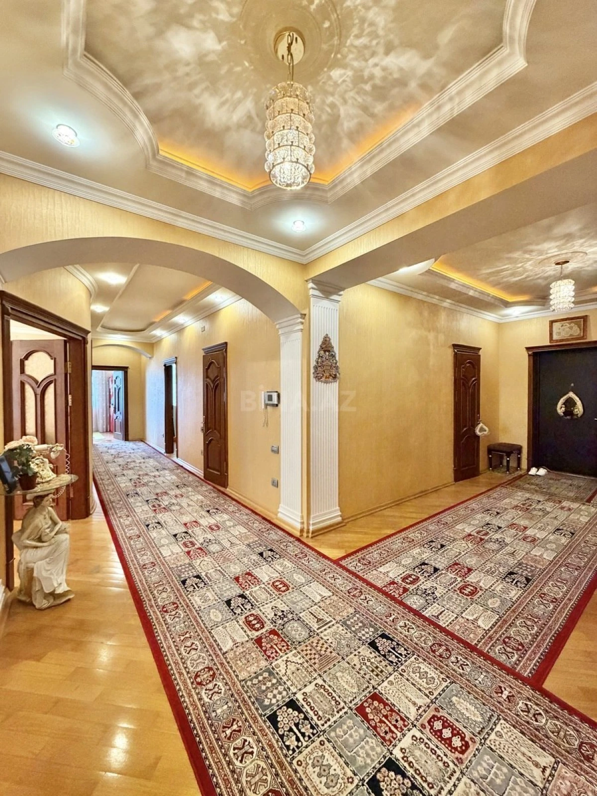 Satılır 4 otaqlı mənzil 204 m²