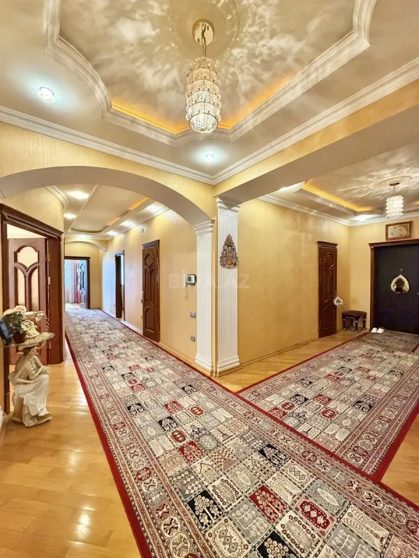 Satılır 4 otaqlı mənzil 204 m²