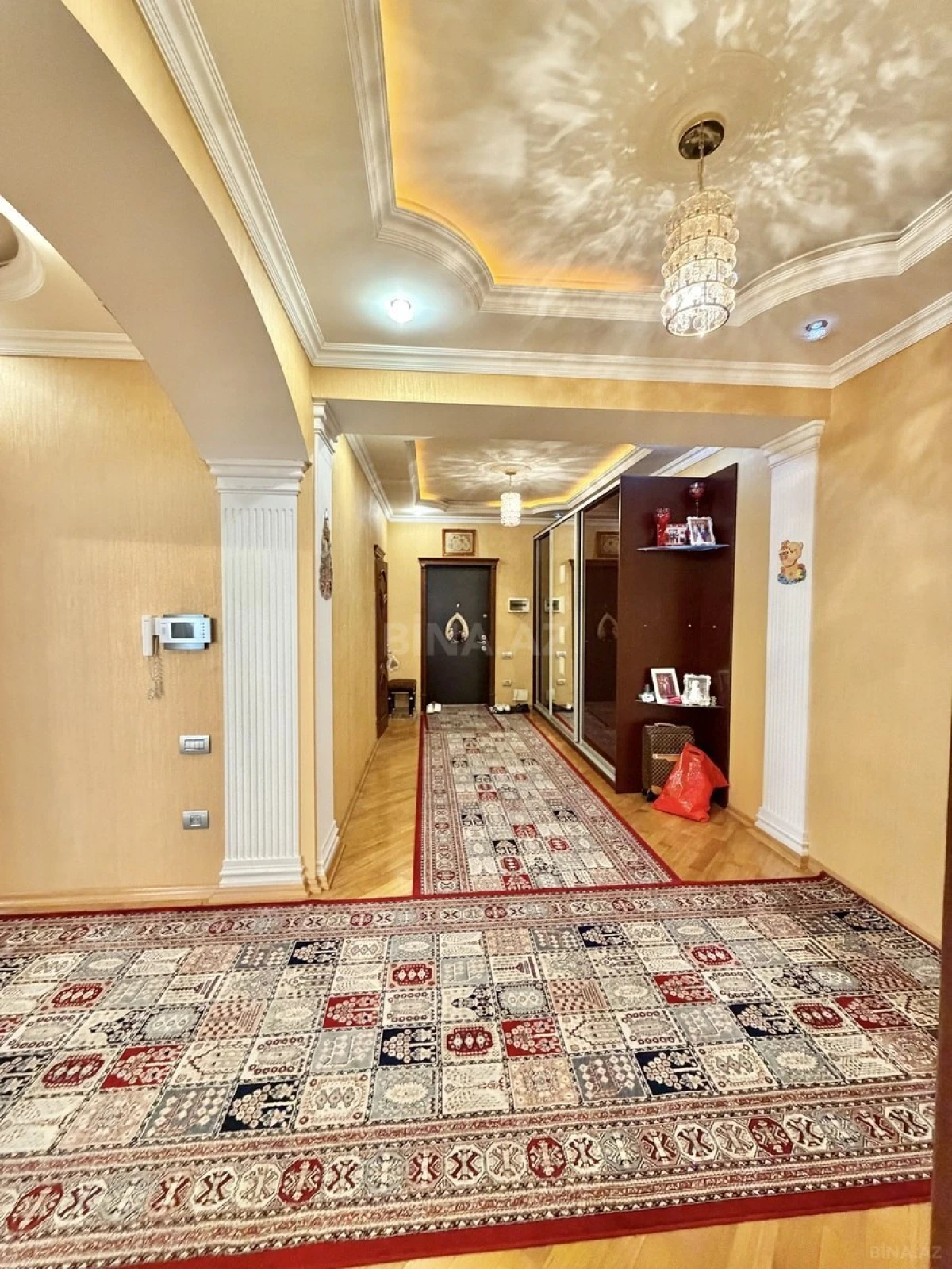 Satılır 4 otaqlı mənzil 204 m²