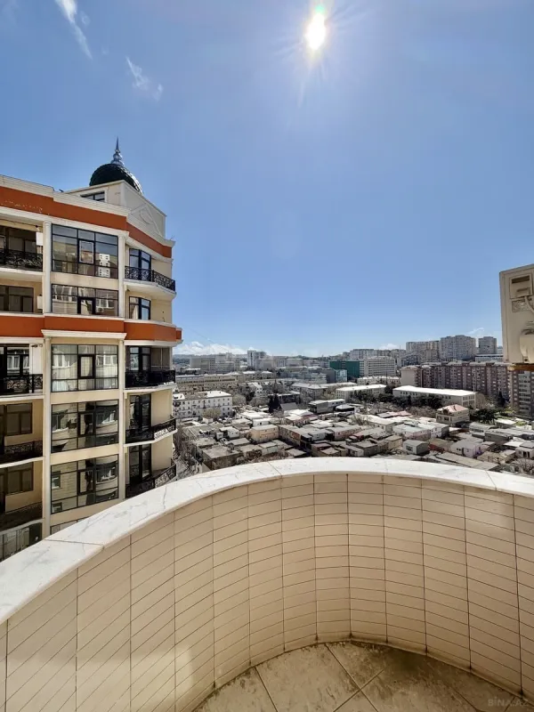 Satılır 4 otaqlı mənzil 204 m²