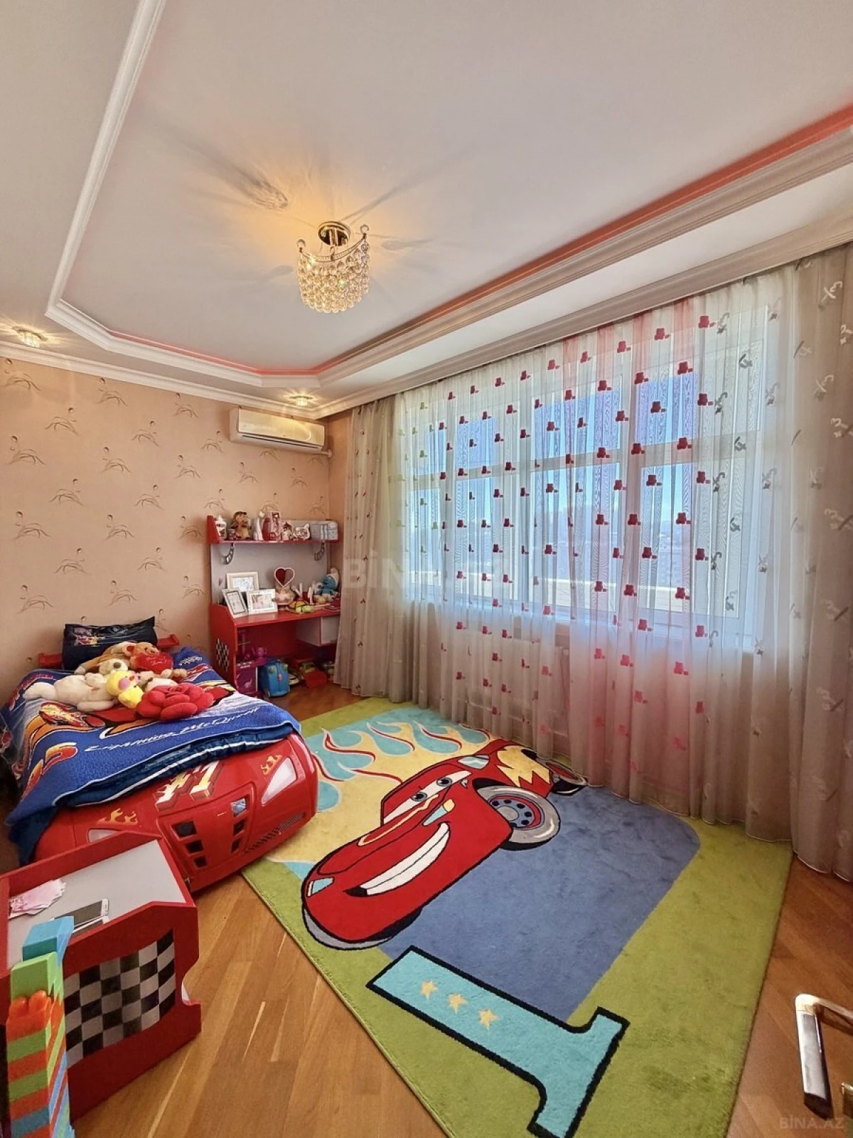 Satılır 4 otaqlı mənzil 204 m²