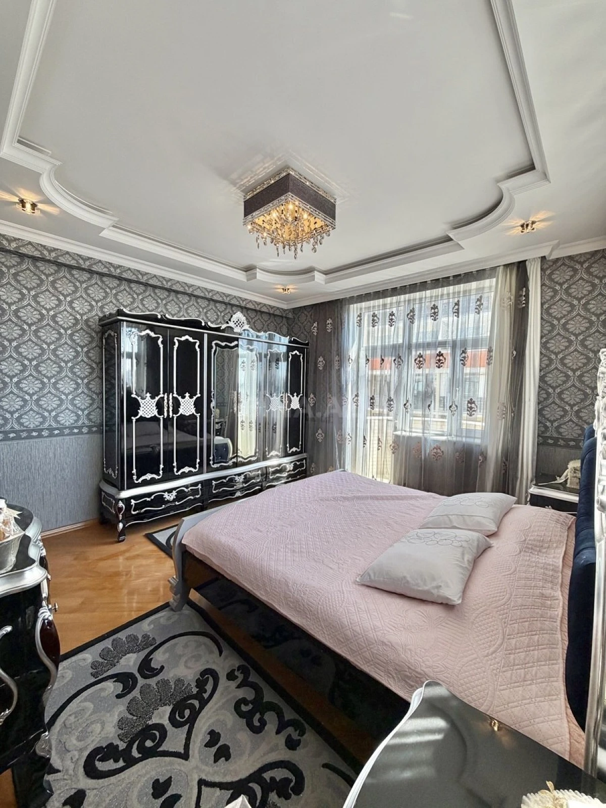 Satılır 4 otaqlı mənzil 204 m²