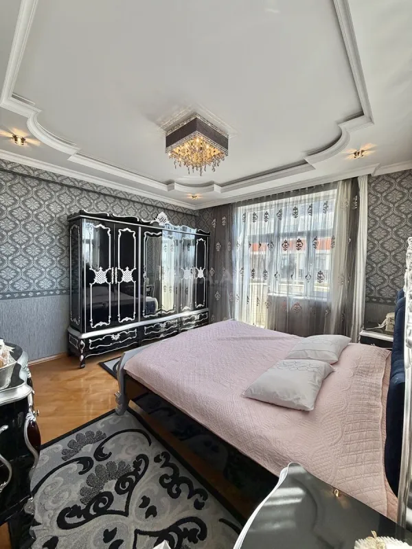 Satılır 4 otaqlı mənzil 204 m²