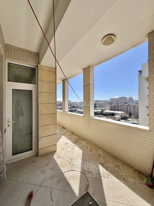 Satılır 4 otaqlı mənzil 204 m²