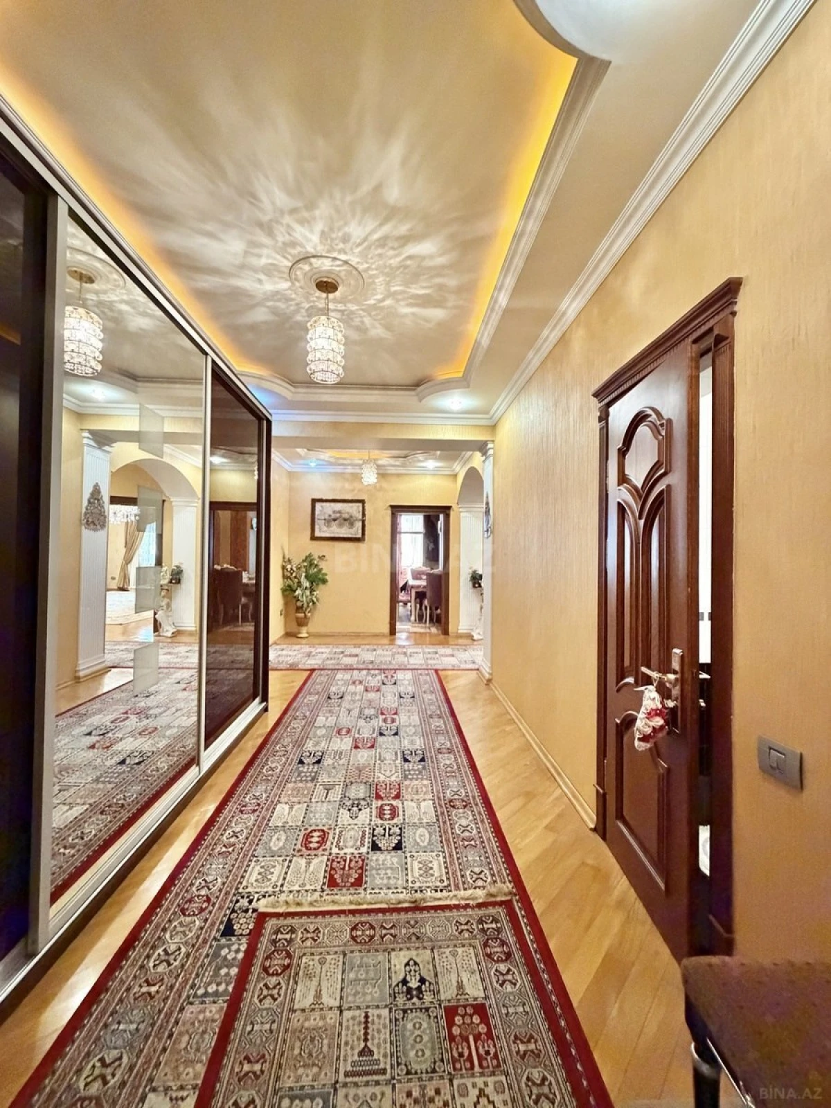 Satılır 4 otaqlı mənzil 204 m²