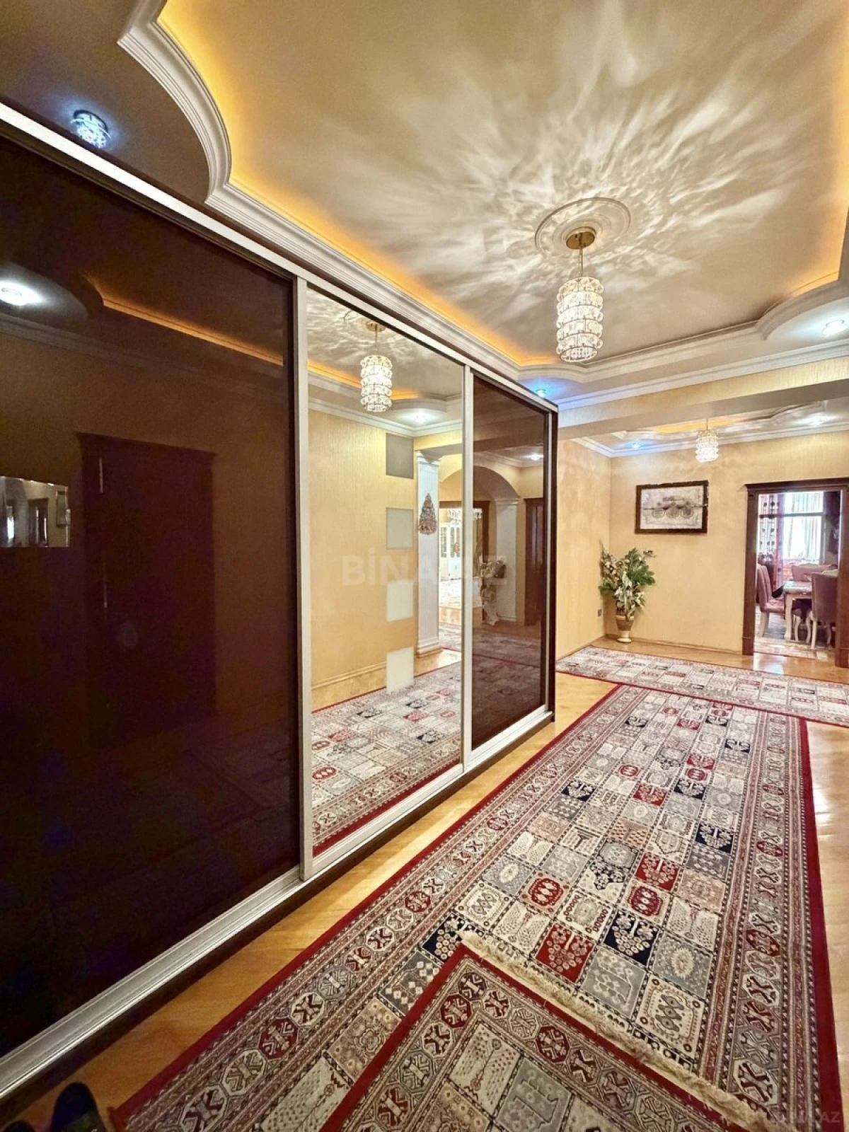 Satılır 4 otaqlı mənzil 204 m²