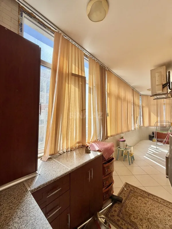 Satılır 4 otaqlı mənzil 204 m²