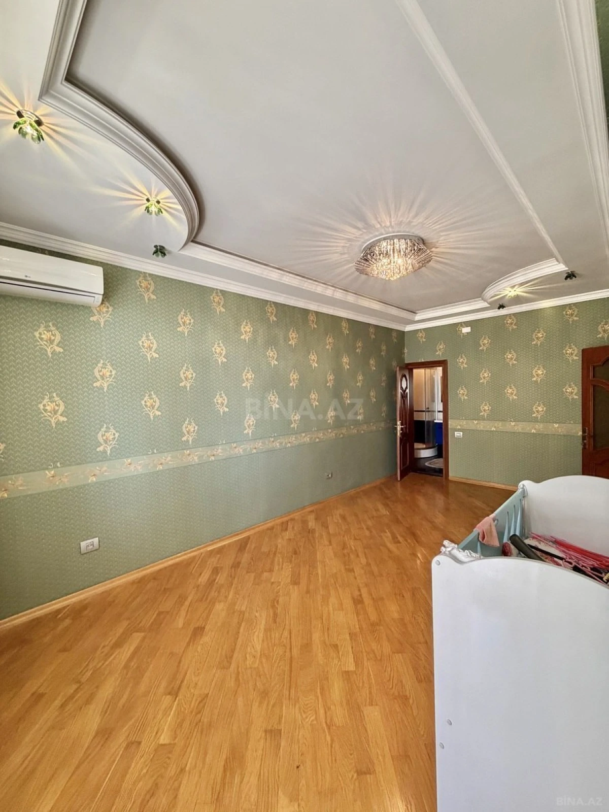 Satılır 4 otaqlı mənzil 204 m²