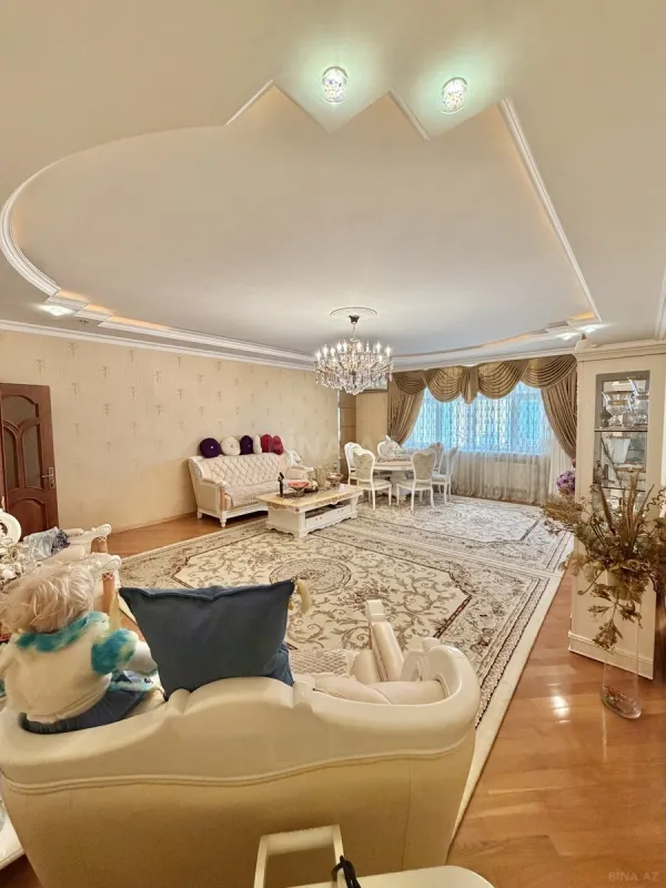 Satılır 4 otaqlı mənzil 204 m²