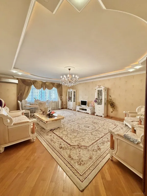 Satılır 4 otaqlı mənzil 204 m²