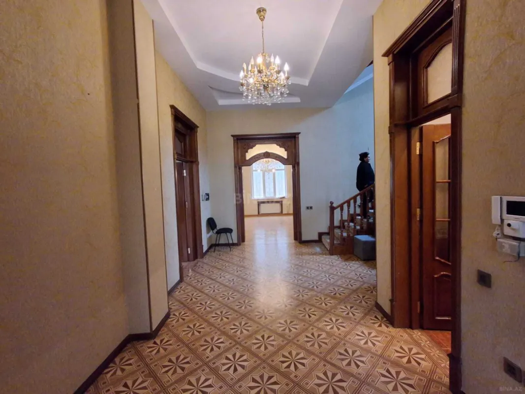 Satılır 12 otaqlı həyət evi 600 m²