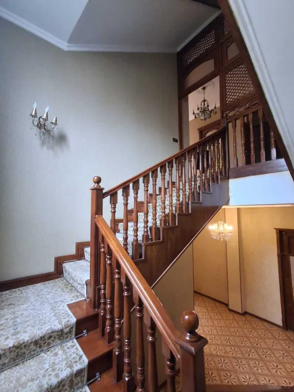 Satılır 12 otaqlı həyət evi 600 m²