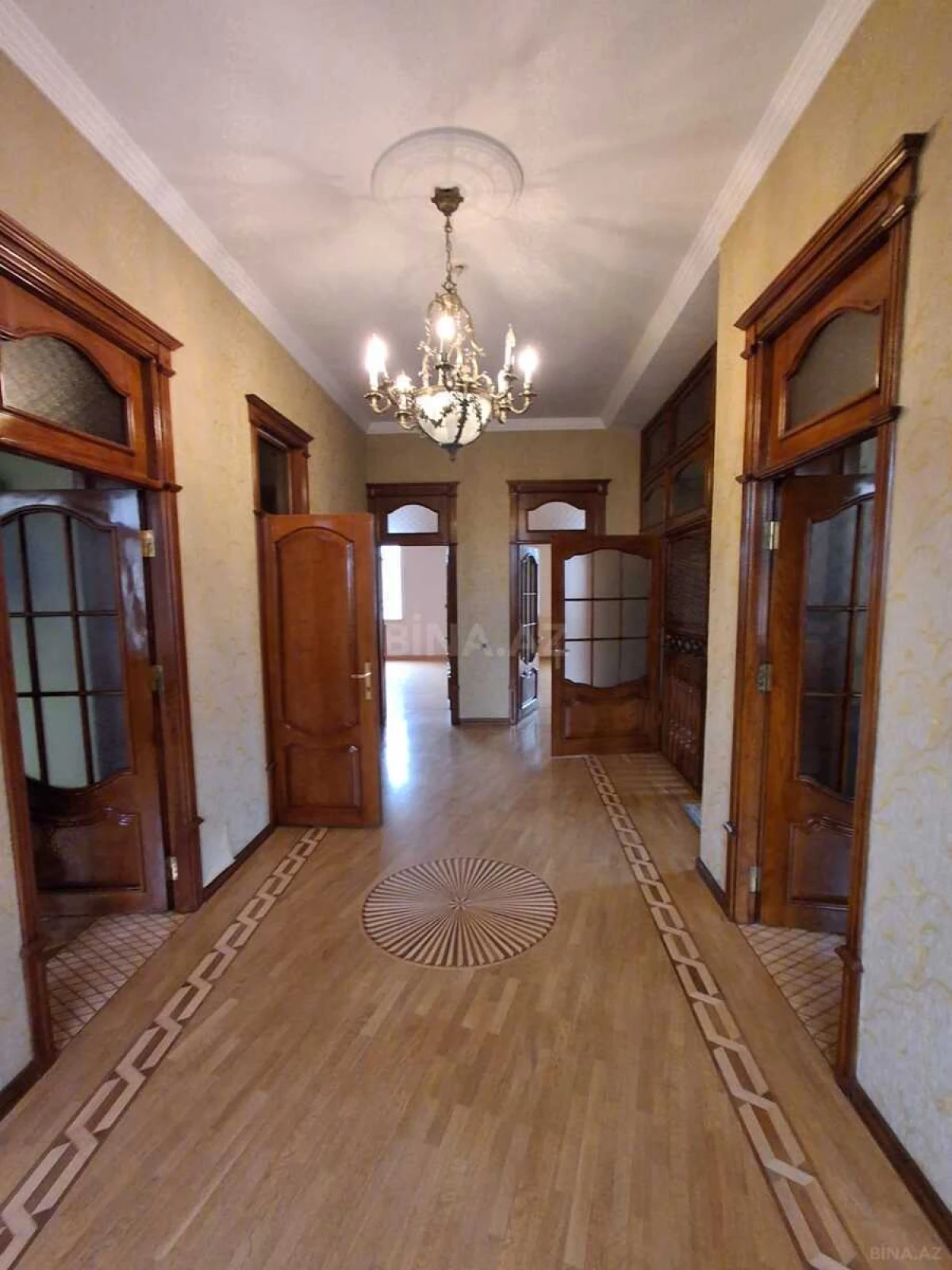 Satılır 12 otaqlı həyət evi 600 m²