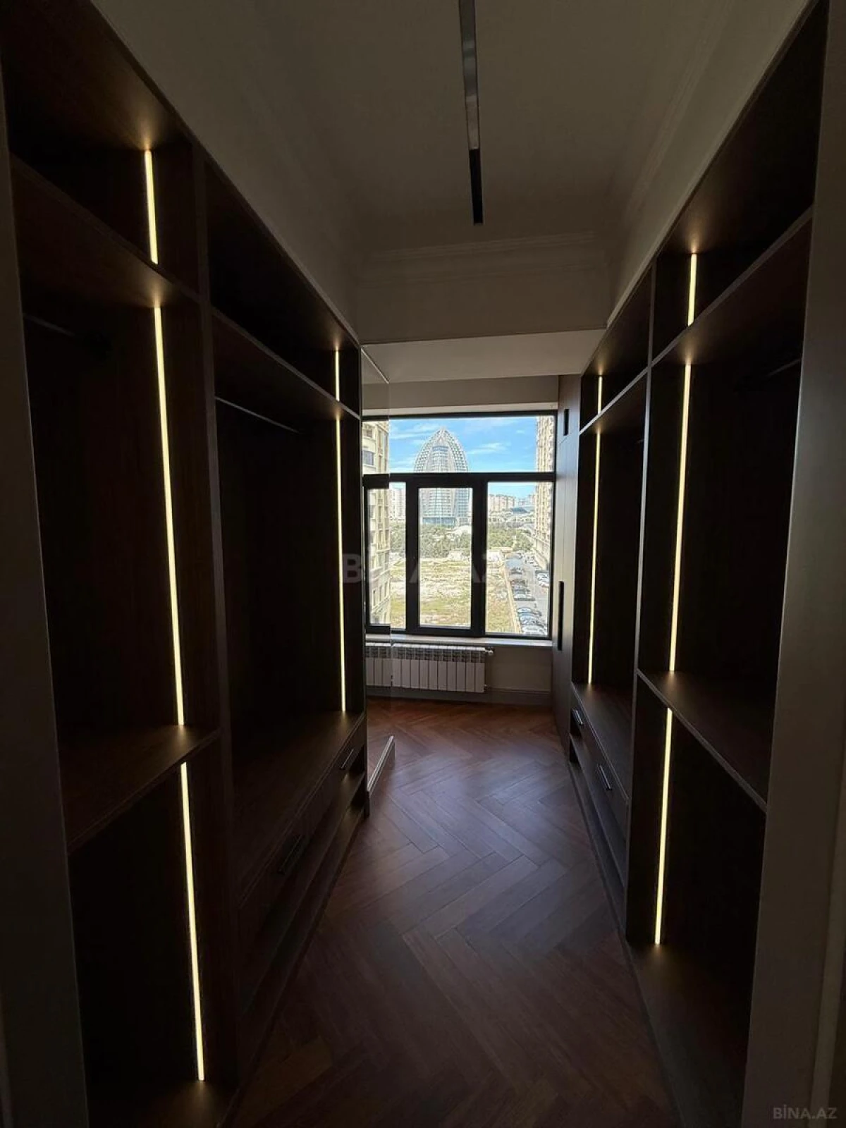 Satılır 4 otaqlı mənzil 179 m²