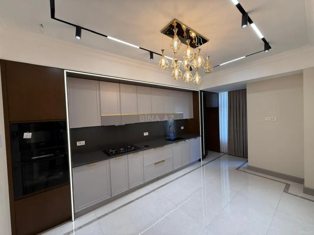Satılır 4 otaqlı mənzil 179 m²