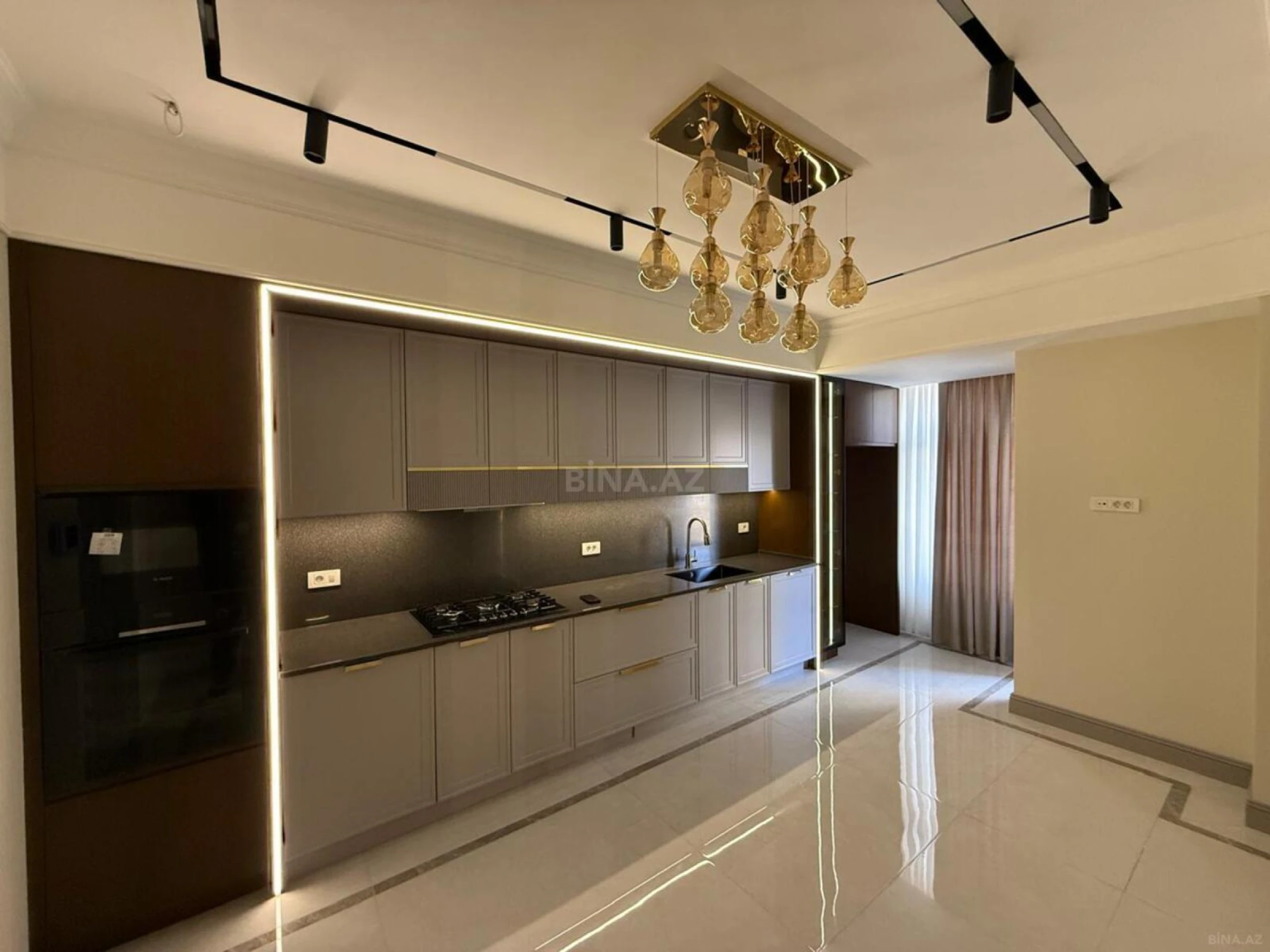 Satılır 4 otaqlı mənzil 179 m²