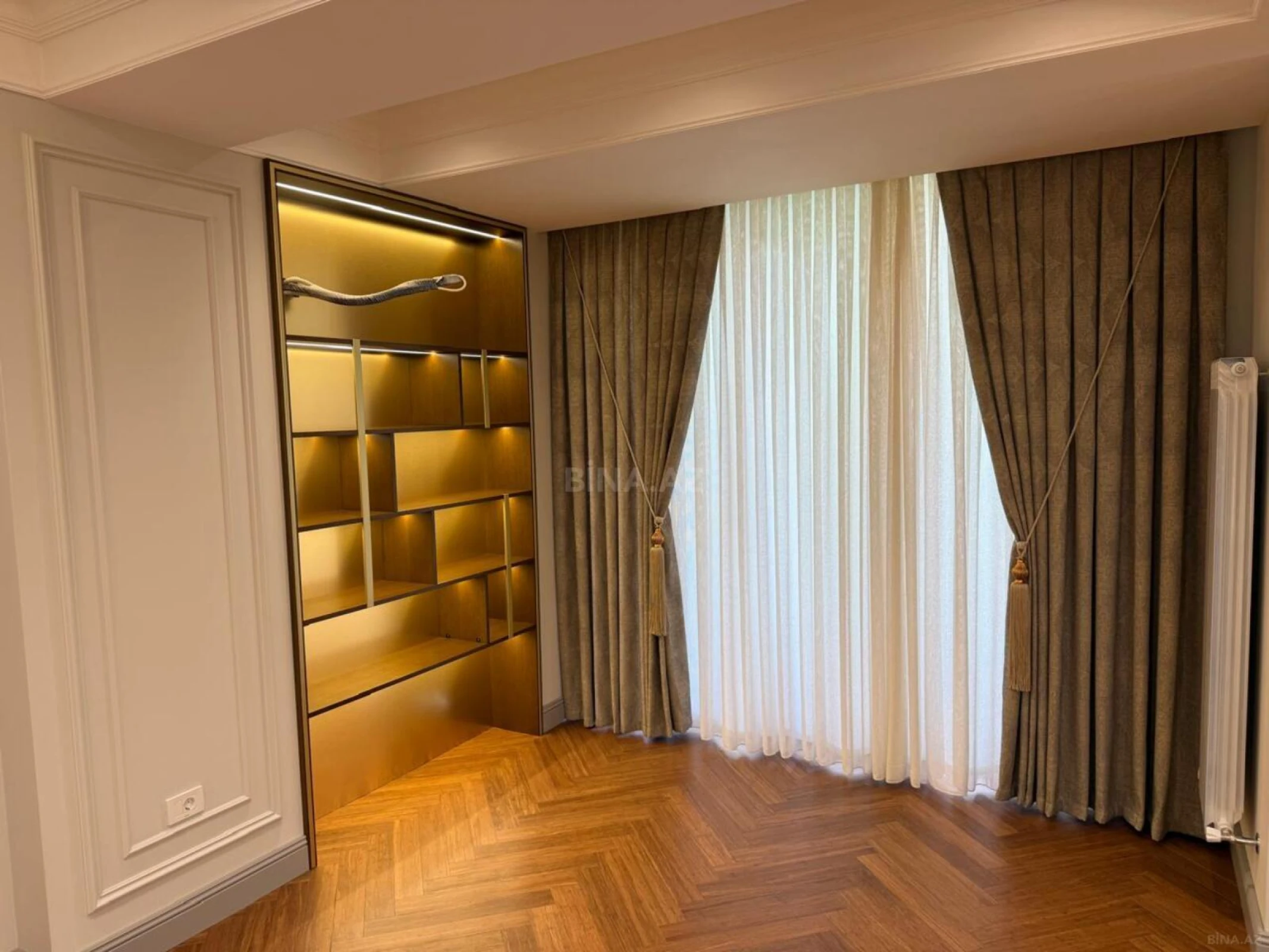 Satılır 4 otaqlı mənzil 179 m²