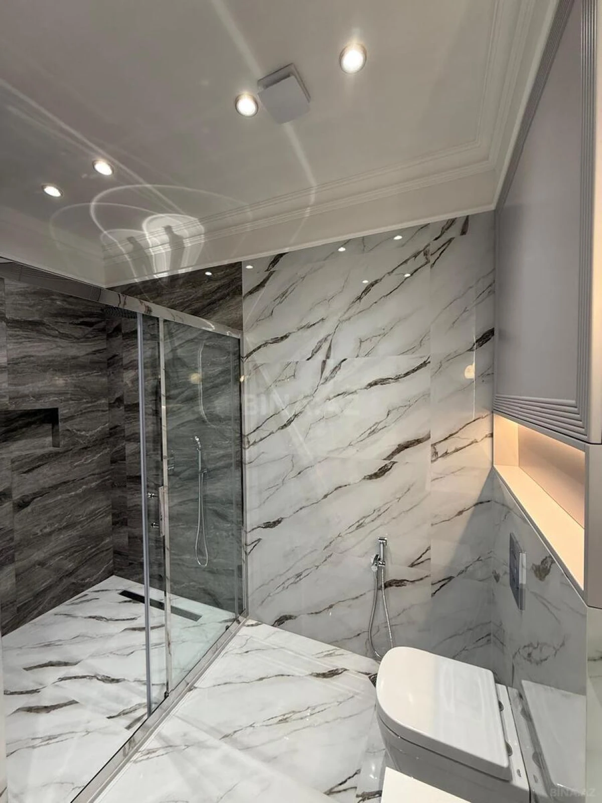 Satılır 4 otaqlı mənzil 179 m²