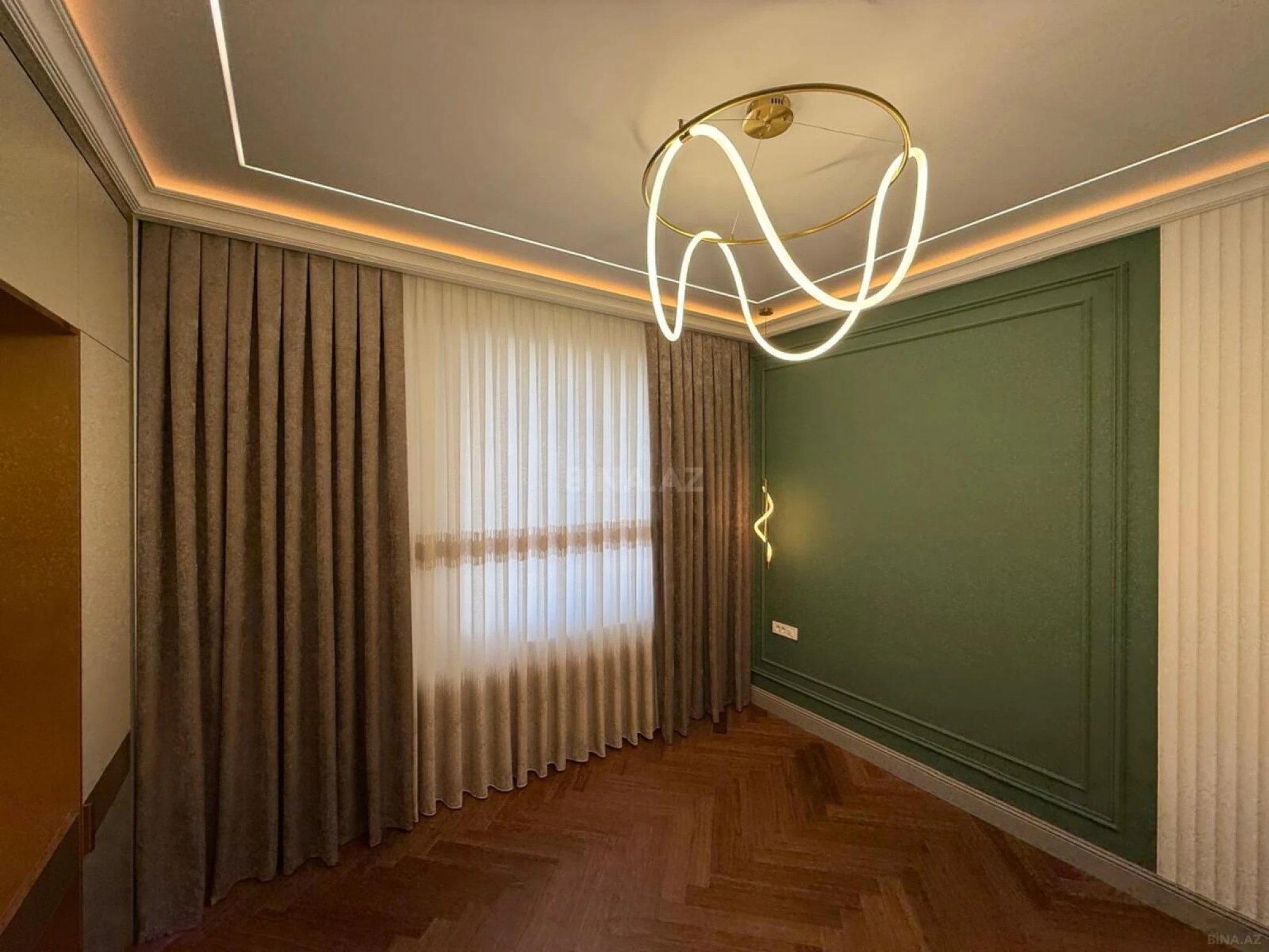 Satılır 4 otaqlı mənzil 179 m²