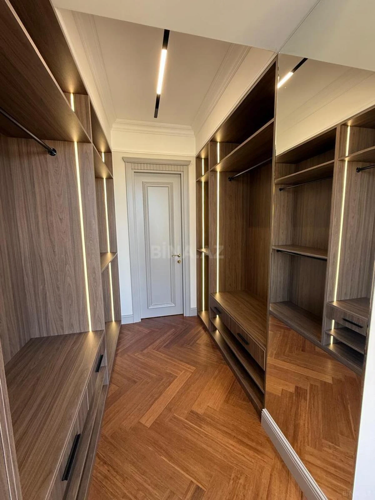 Satılır 4 otaqlı mənzil 179 m²