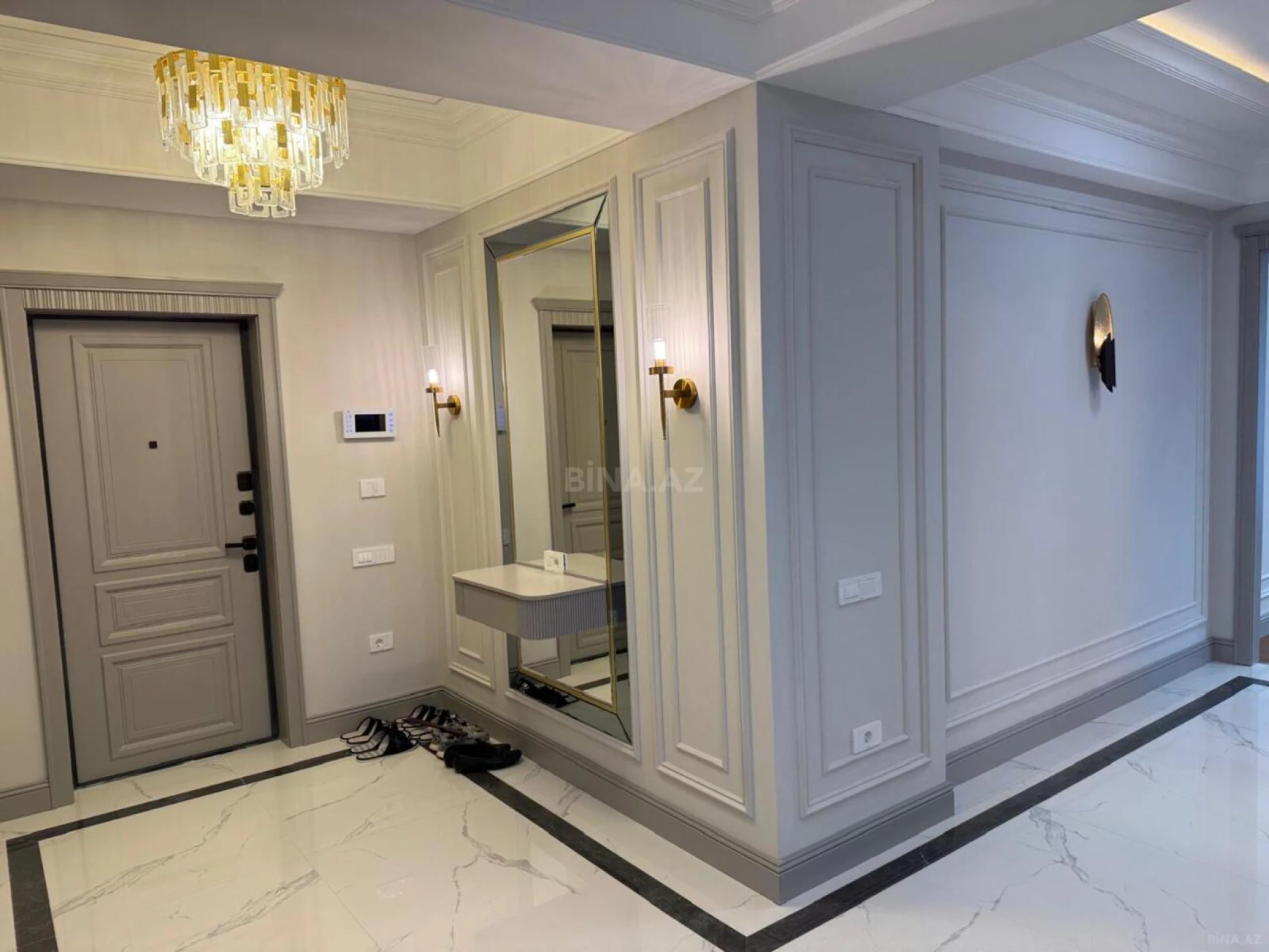 Satılır 4 otaqlı mənzil 179 m²