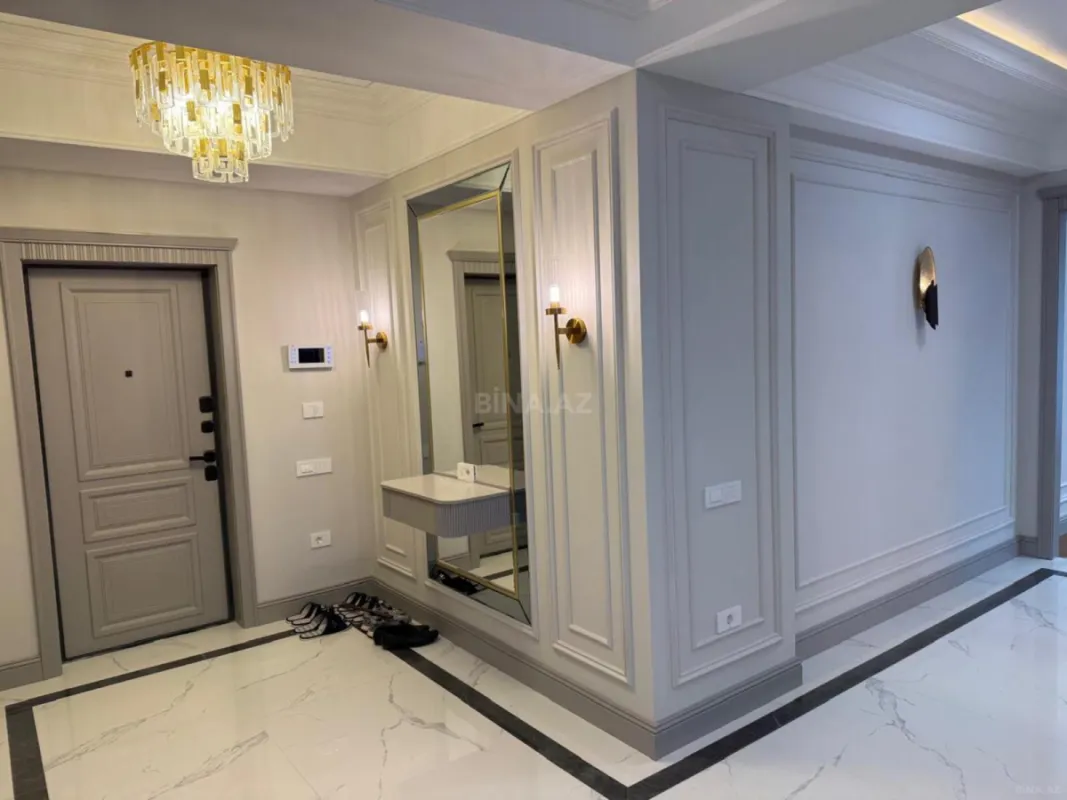 Satılır 4 otaqlı mənzil 179 m²