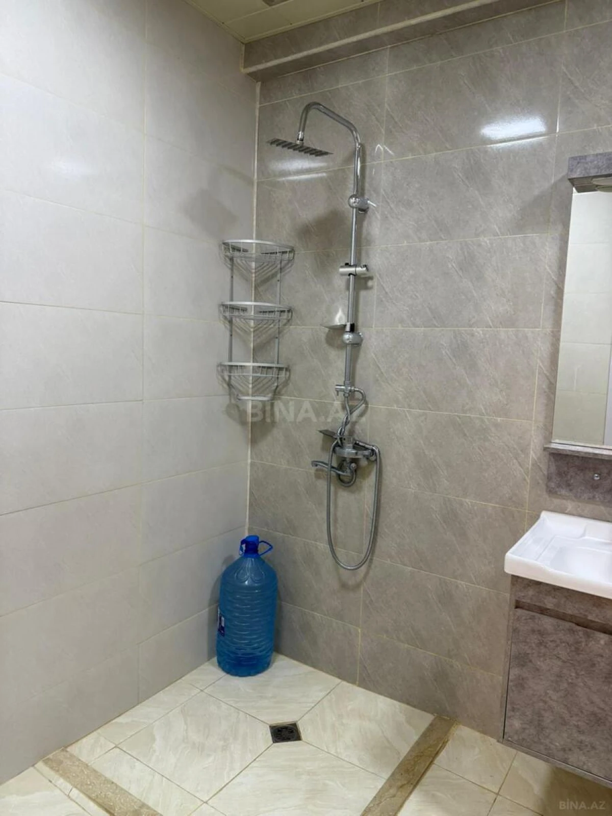 Satılır 2 otaqlı mənzil 77 m²