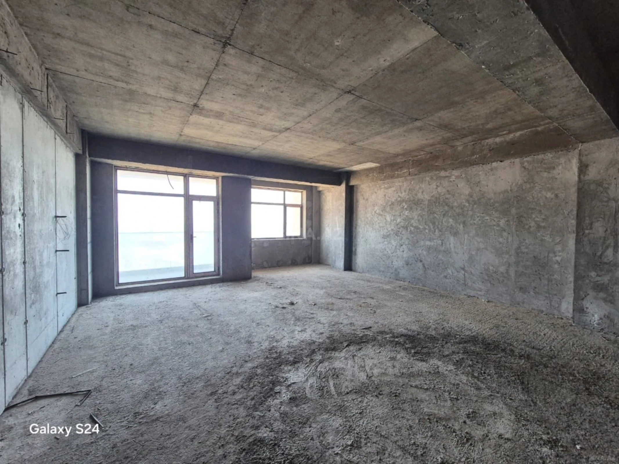 Satılır 5 otaqlı mənzil 209 m²