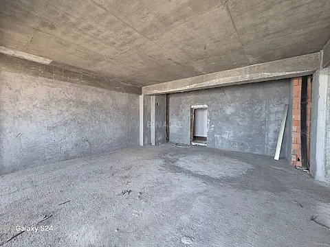 Satılır 5 otaqlı mənzil 209 m²