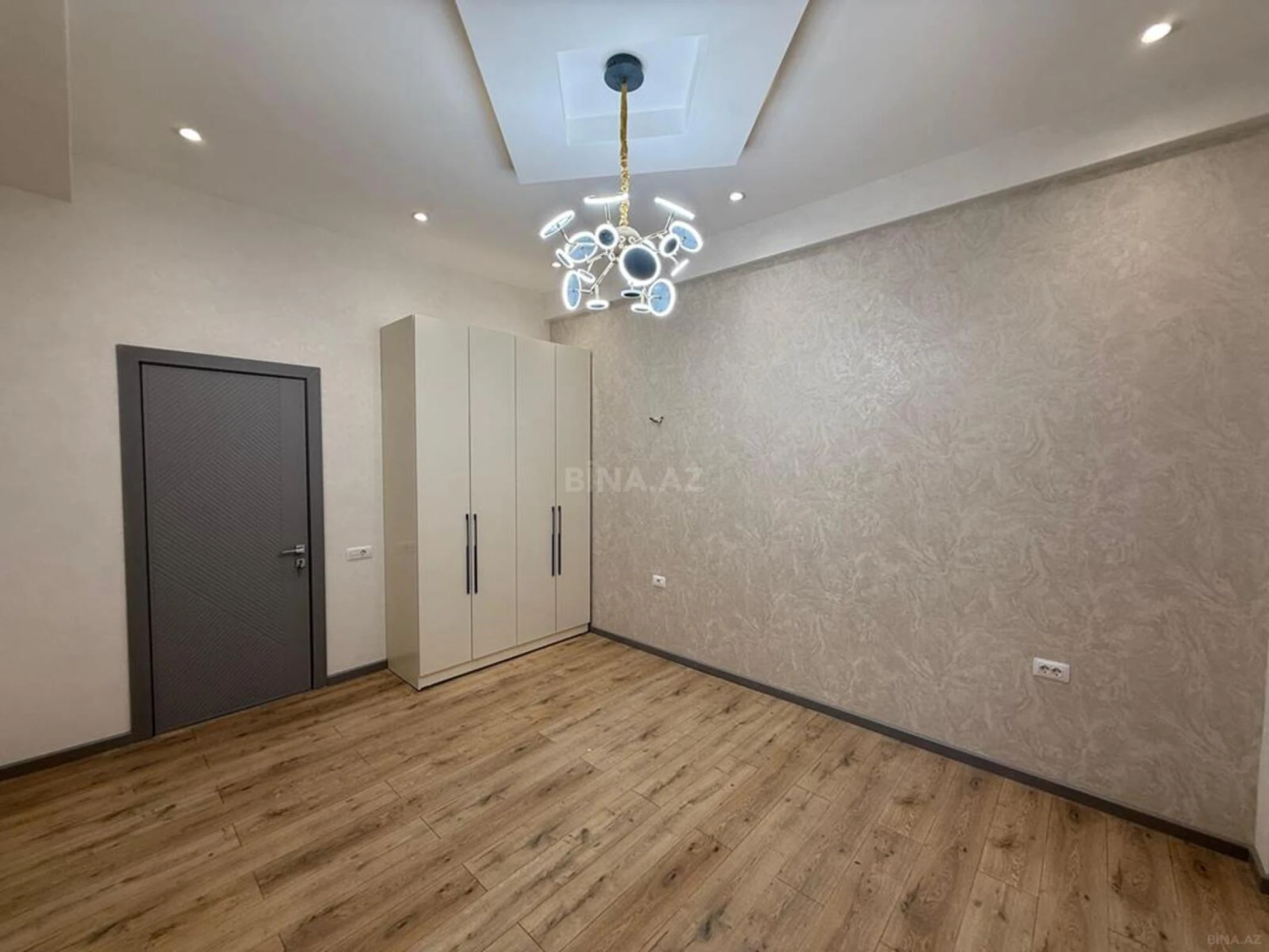 Satılır 2 otaqlı mənzil 92 m²