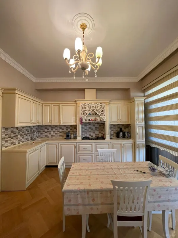 Kirayə verilir 4 otaqlı mənzil 200 m²