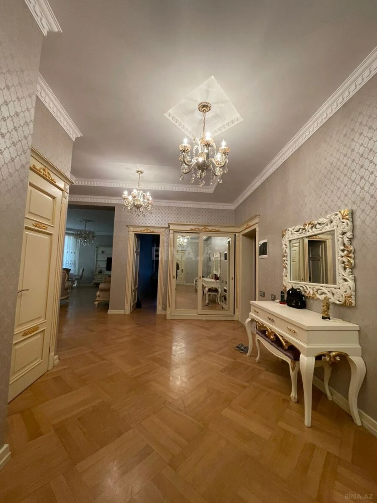 Kirayə verilir 4 otaqlı mənzil 200 m²