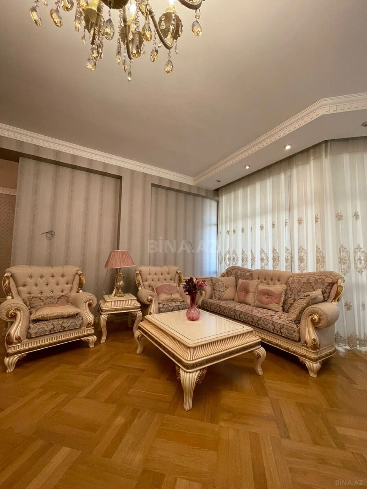 Kirayə verilir 4 otaqlı mənzil 200 m²