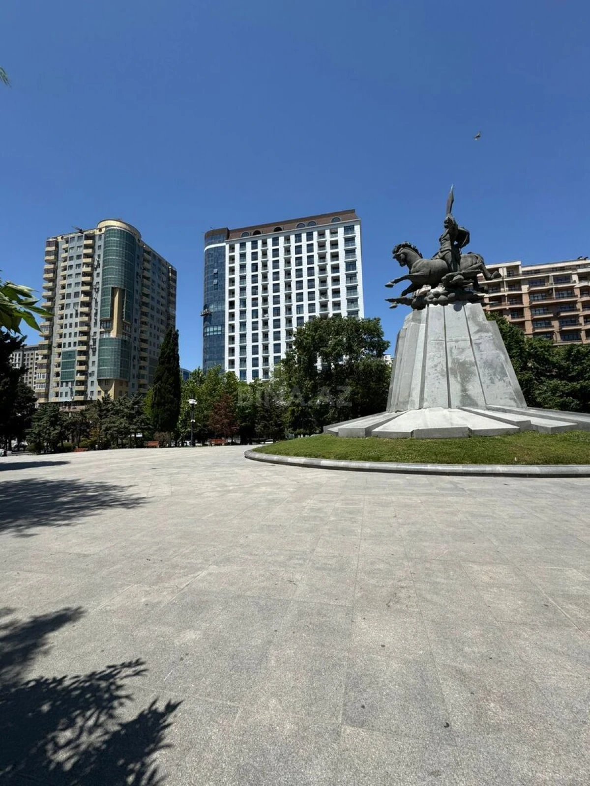 Satılır obyekt 270 m²