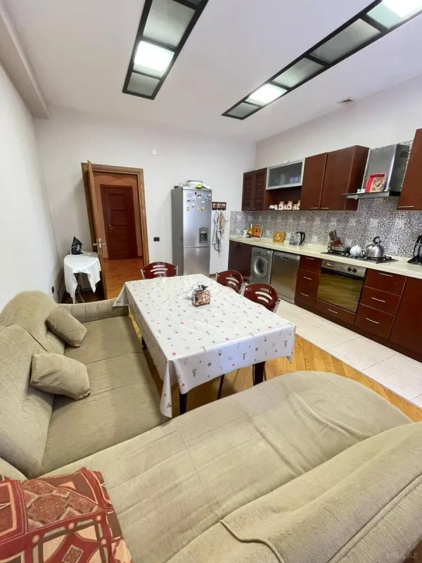 Kirayə verilir 3 otaqlı mənzil 180 m²