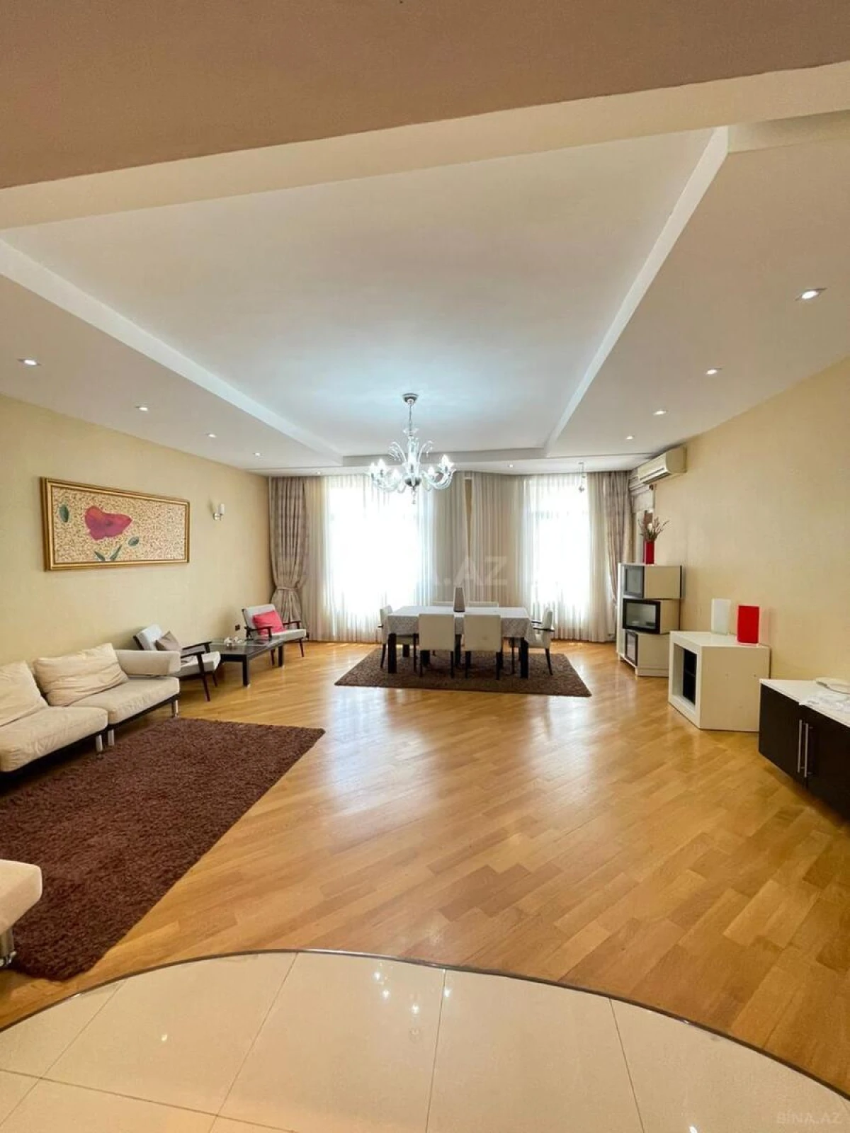Kirayə verilir 3 otaqlı mənzil 180 m²