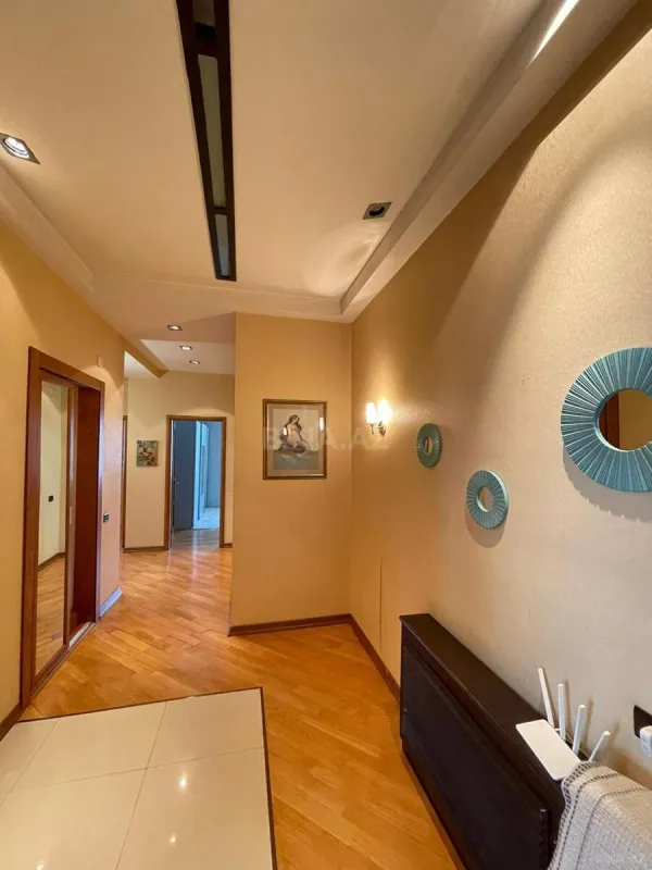 Kirayə verilir 3 otaqlı mənzil 180 m²