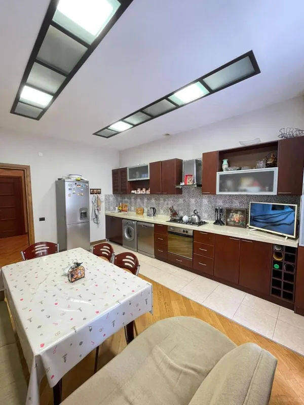 Kirayə verilir 3 otaqlı mənzil 180 m²
