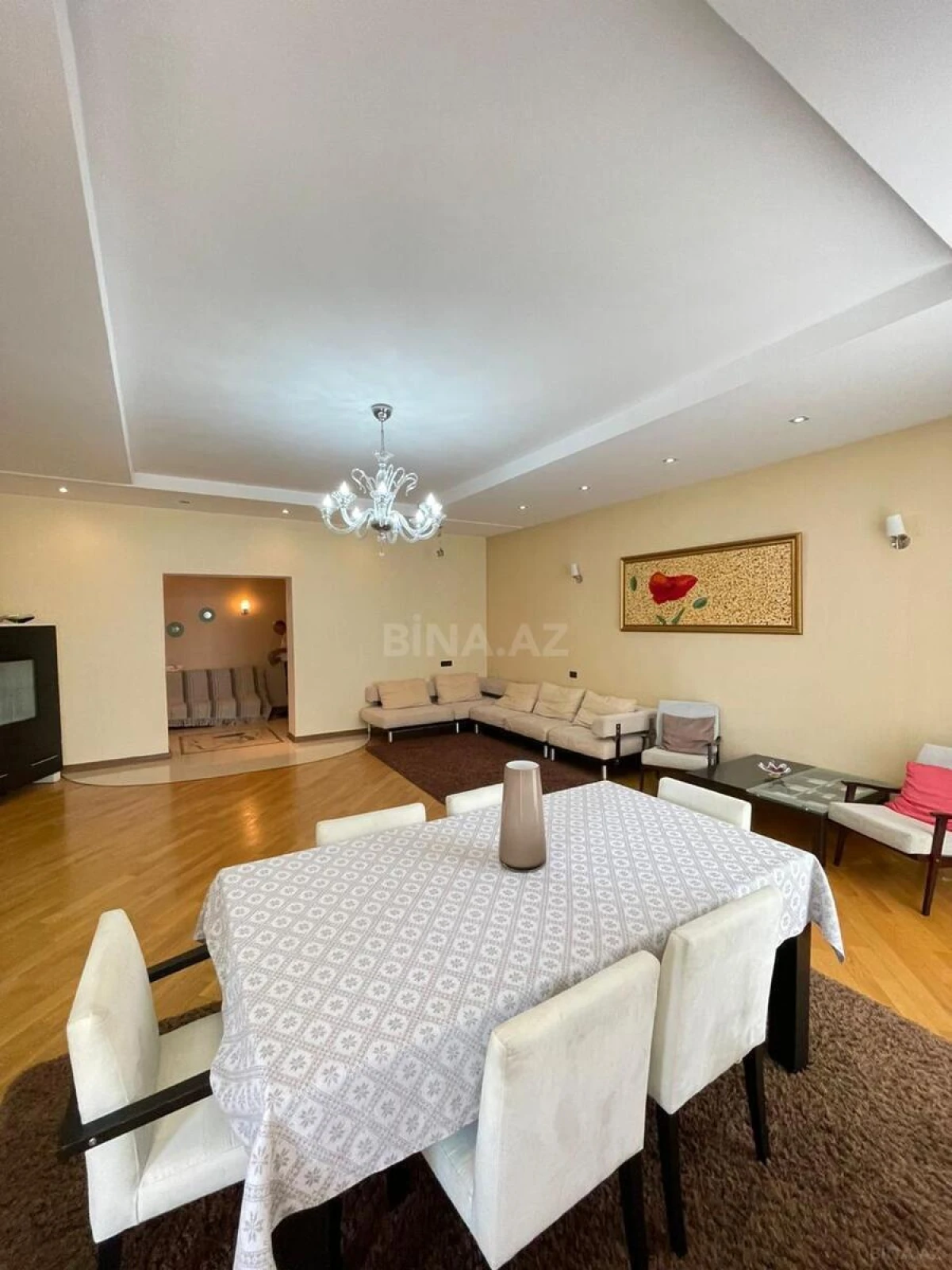 Kirayə verilir 3 otaqlı mənzil 180 m²