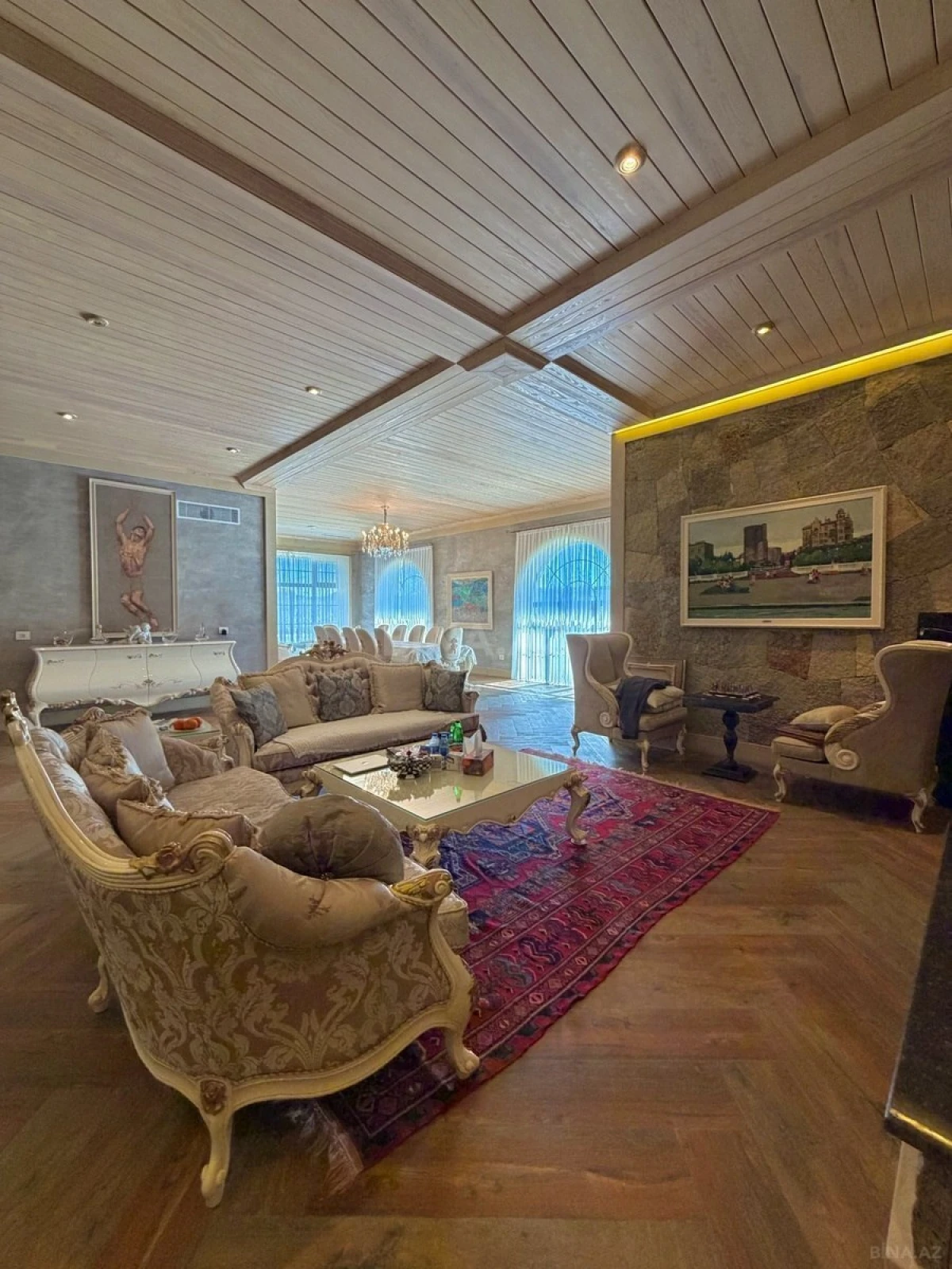 Satılır 9 otaqlı həyət evi 2000 m²