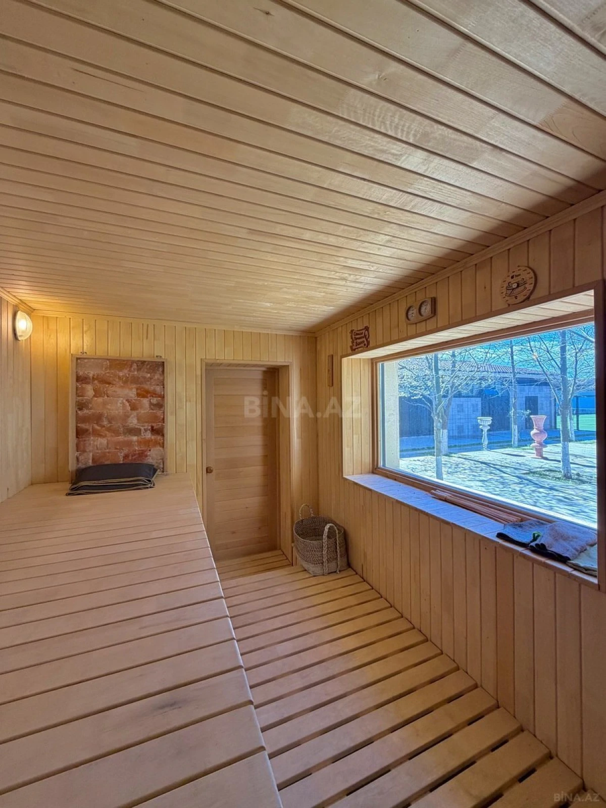 Satılır 9 otaqlı həyət evi 2000 m²