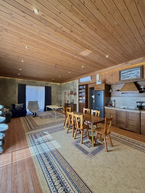 Satılır 9 otaqlı həyət evi 2000 m²