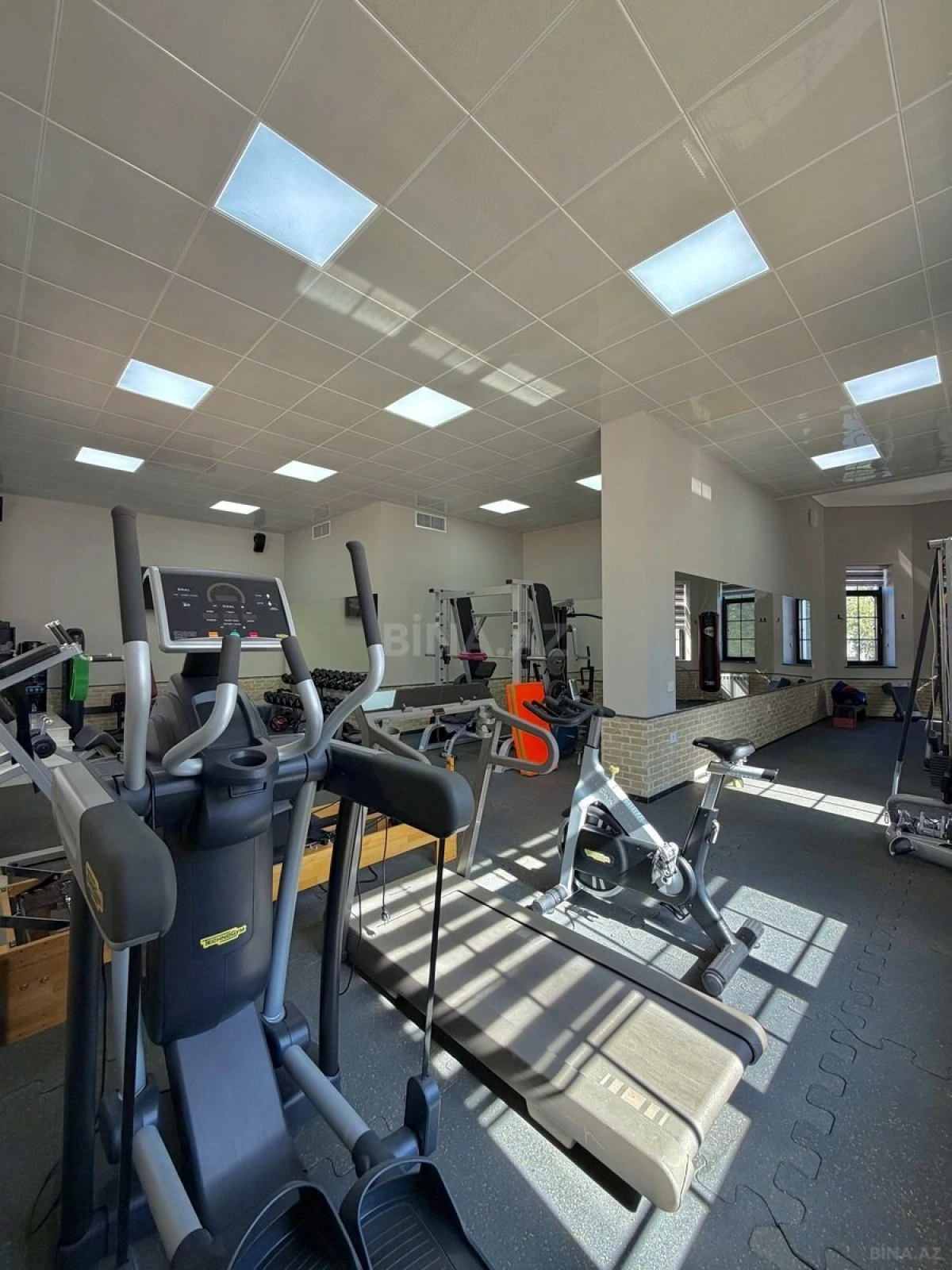 Satılır 9 otaqlı həyət evi 2000 m²